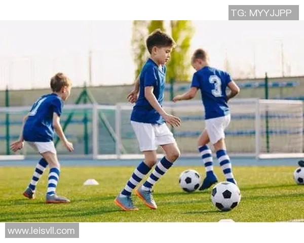 足球明星挑战足球台球精彩瞬间尽在视频中尽情享受运动的乐趣与激情